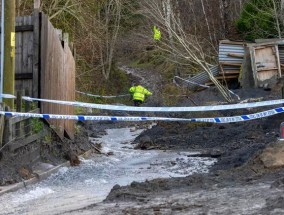 英国洪水：大规模山体滑坡掩埋街道后，惊恐的居民被迫逃离家园